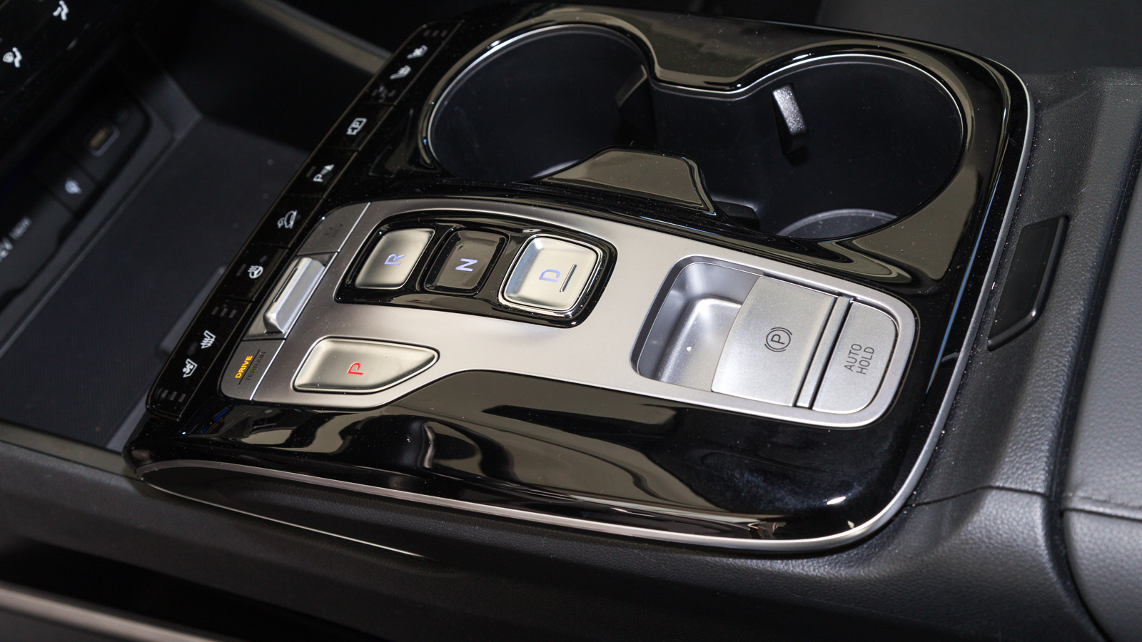 Ξεχάστε τον κλασικό επιλογέα ταχυτήτων. Εδώ «παίζουν» κουμπιά 